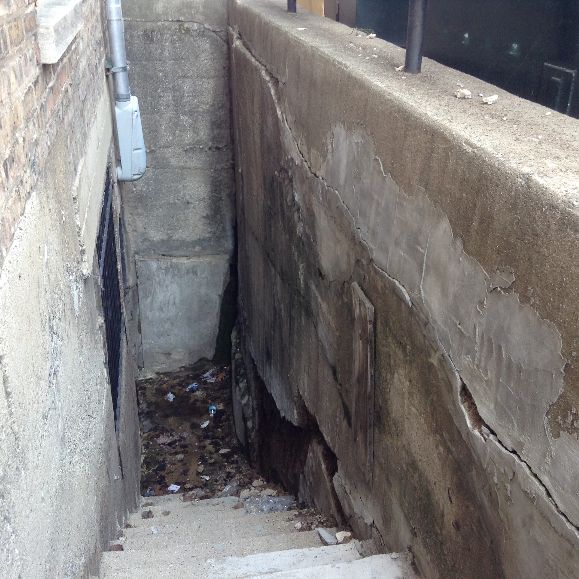 Horizontal Crack on Wing Wall next to Stairs